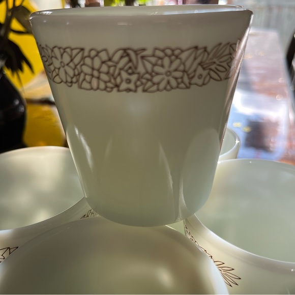 Set of 5 Pyrex Woodland pattern 1410 D handle milk glass mugs - Picture 2 of 4